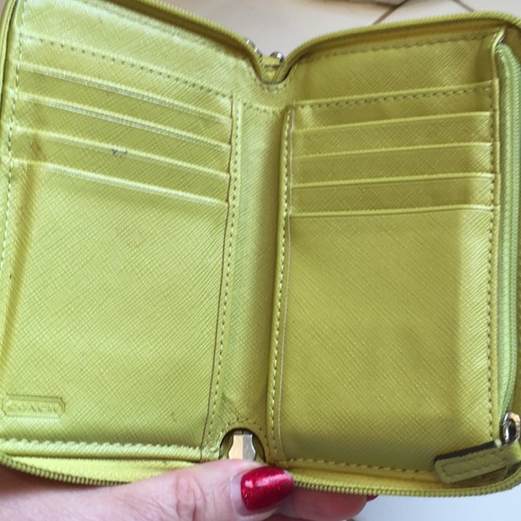 Coach wristlet in used condition - Picture 3 of 8